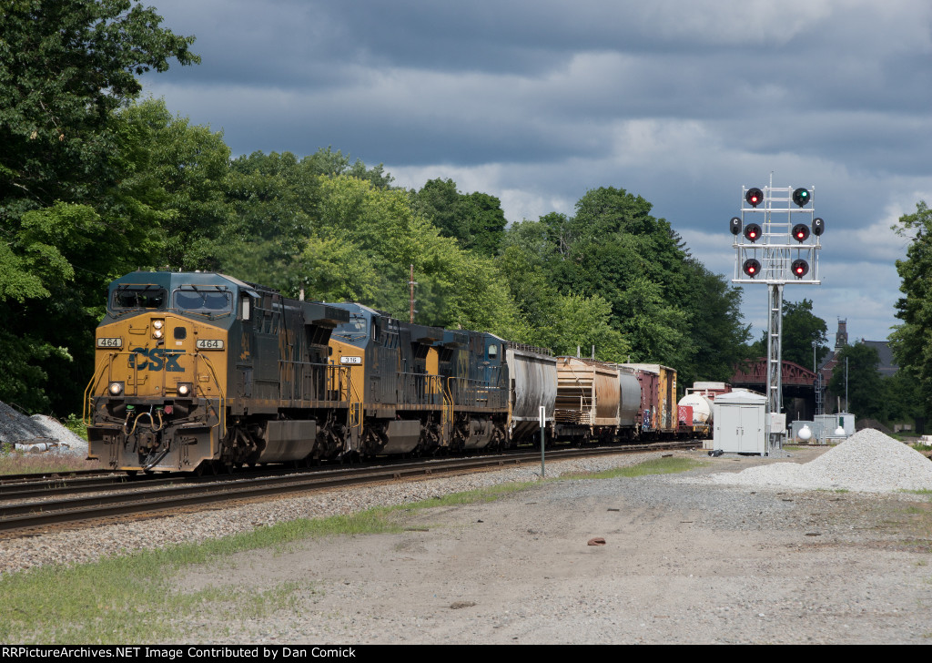 CSXT 464 Leads M426 at CPF-AY